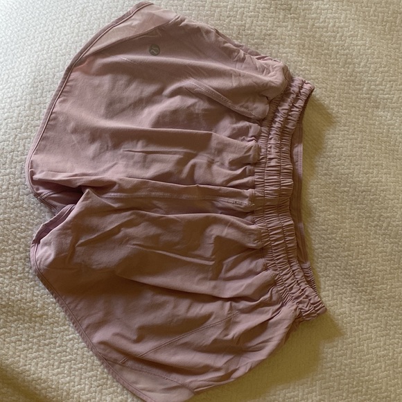 Lululemon Hotty hot short size 6 tall - Picture 3 of 4